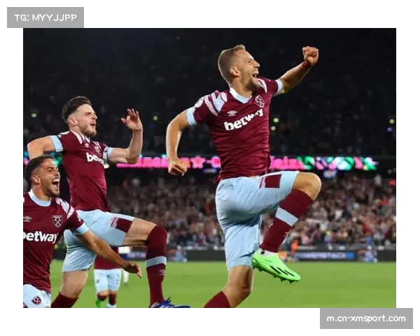 利物浦对阵西汉姆联，场边广告牌出现故障引发小插曲